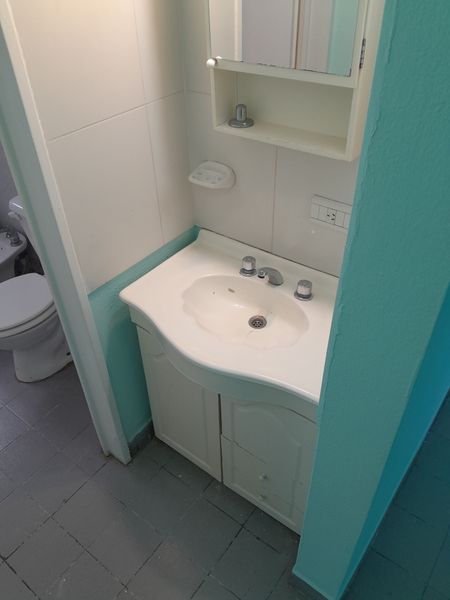 Baño con lavatorio y botiquín