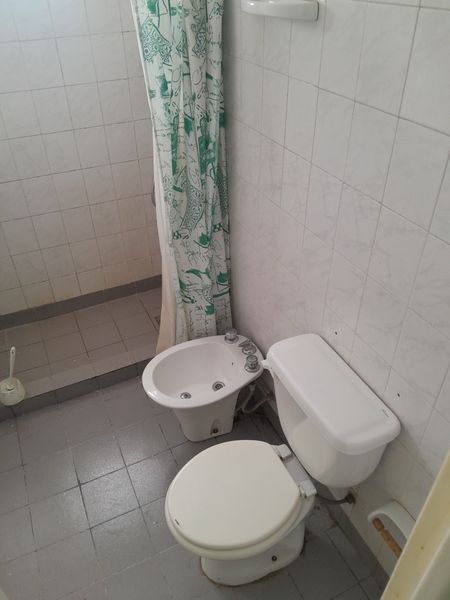 Baño con ducha, bidet e inodoro