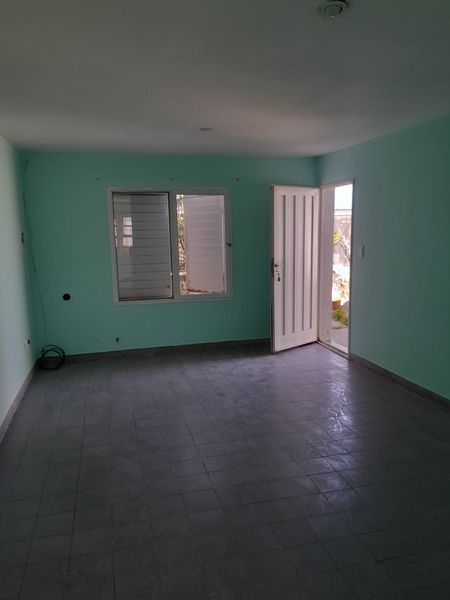 Living comedor con ventana y puerta al patio