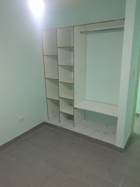 Dormitorio con placard de estantes y barral